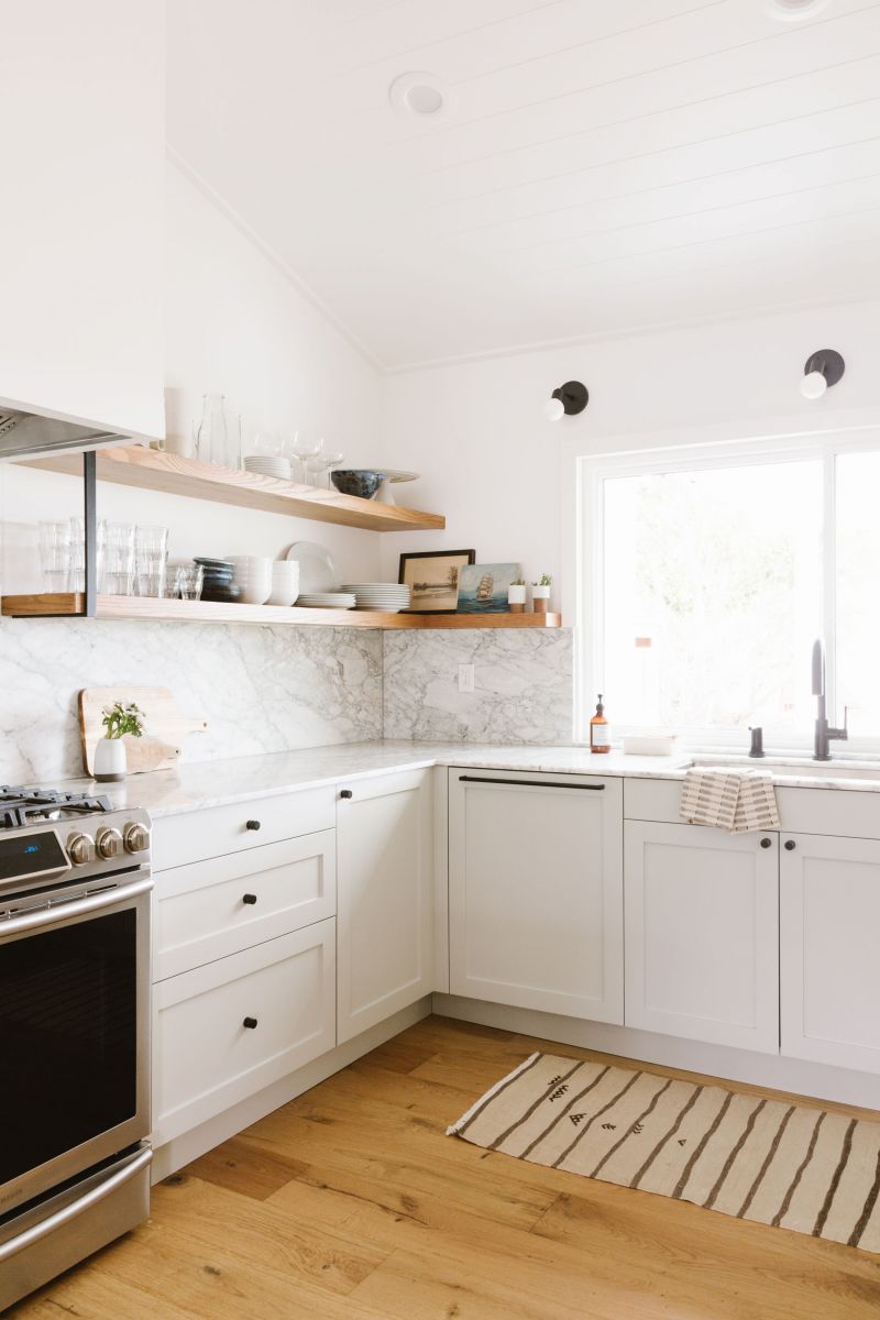 Căn bếp trắng sáng sạch sẽ theo phong cách scandinavia